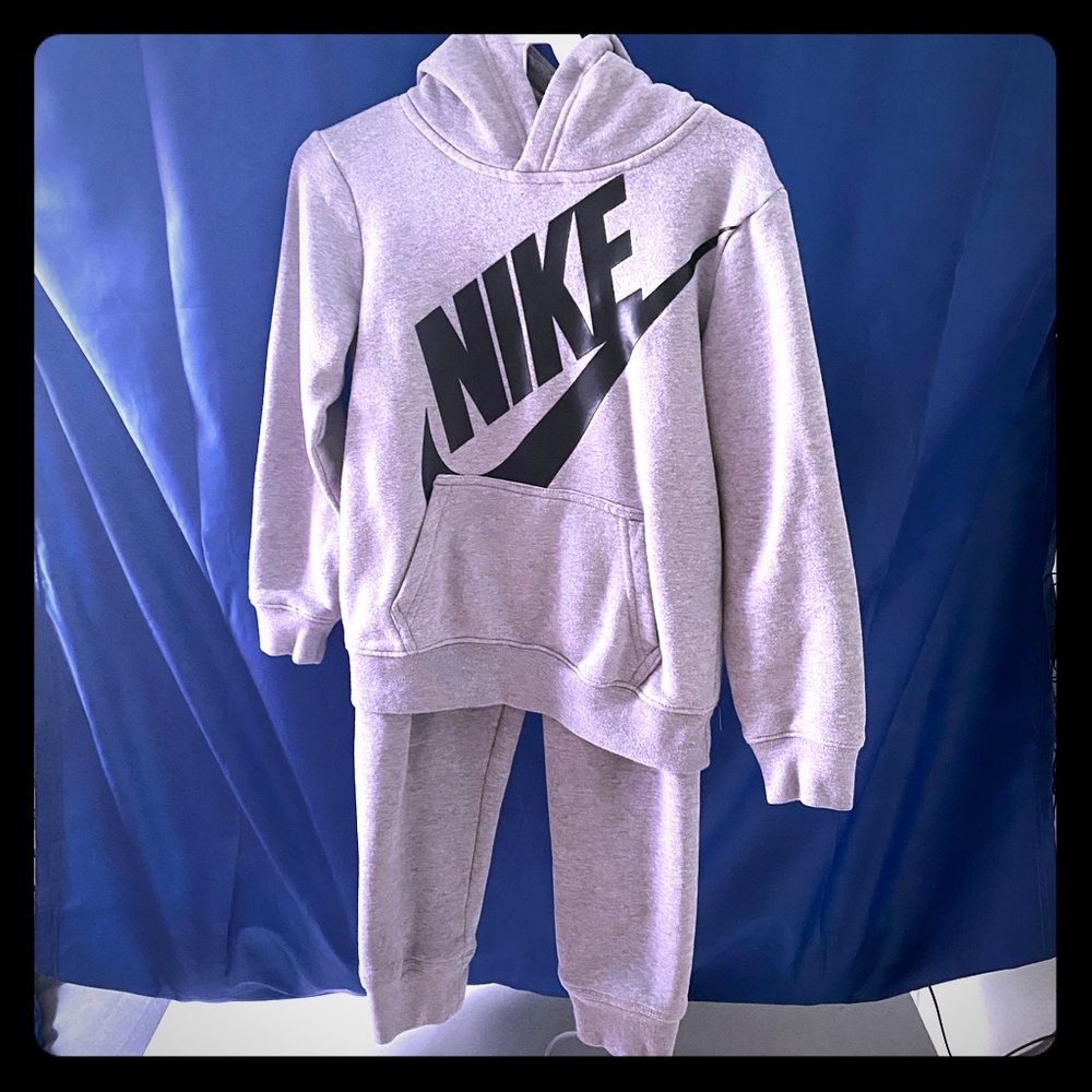 Boys Nike sweat suit set